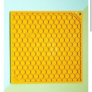 Sodapup Honeycomb Dog Lick Mat 8”x8” EUC